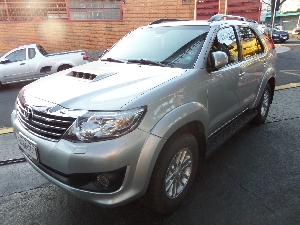 SW4 -TOYAOTA SR-V 3.0 DIESEL 4x4 2015 Completinha, Automática, B.Couro, Prata, Som +Midia, Alarme, 5 Lugares, é bem Conservada 