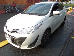 YARIS SEDAN LIVE 1.5 FLEX 2021 Completo, Automático, Airbag, Abs, Som, Alarme, Roda de Liga, cor Branco Perolizado, U.dono, na Garantia com 59mlkm